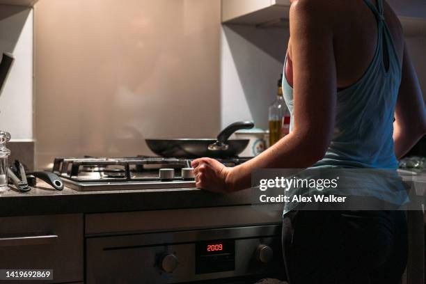 Köchin klaut Essen aus Mensa und nimmt es mit nach Hause!